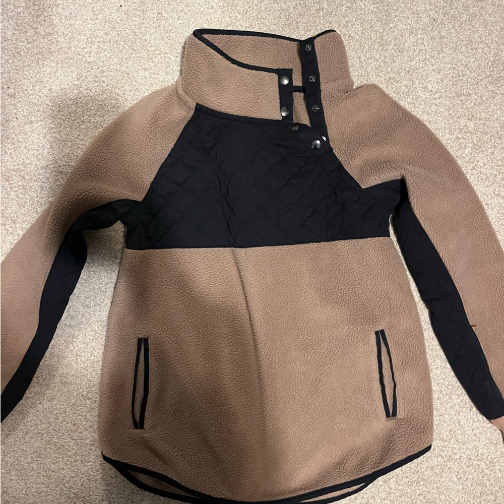 Abercrombie & Fitch Tan and Black Sweatshirt